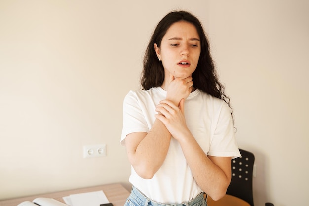 Home Remedies for Sore Throat and Hoarseness